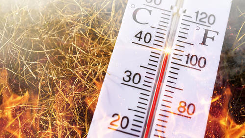 Thermometer bei 40 Grad Celsius auf vertrocknetem Gras mit Feuer und Rauch, Symbolfoto Hitzewelle und Waldbrandgefahr / action press