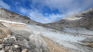 08.08.2022, Bayern, Grainau: Blankeis ist am nördlichen Schneeferner. Das Eis des Blaueisgletschers, des Schneeferners auf der Zugspitze sowie des Höllentalferners ist innerhalb nur eines Jahres deutlich zurückgegangen.      (zu dpa "Saharastaub setzt Gletschern zu - Eis schmilzt im Rekordtempo") Foto: Angelika Warmuth/dpa +++ dpa-Bildfunk +++