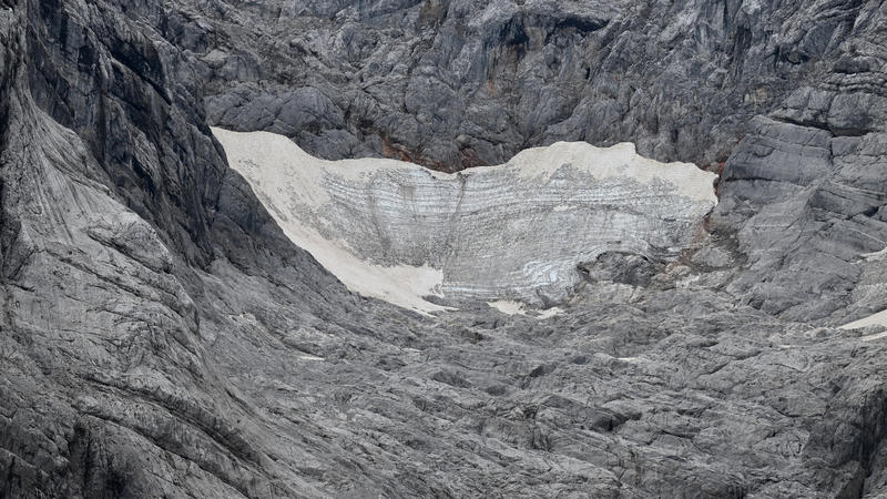 Blankeis und Schneereste sind am Blaueisgletscher bei Bechtesgaden zu sehen. Das Eis des Blaueisgletschers, des Schneeferners auf der Zugspitze sowie des Höllentalferners ist innerhalb nur eines Jahres deutlich zurückg