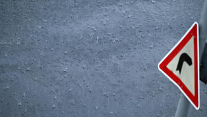 ARCHIV - 05.06.2021, Hessen, Frankfurt/Main: Starkregen prasselt während eines Gewitters auf eine Straße im Stadtteil Sachsenhausen.    (zu dpa «Frankfurt und Offenbach haben Starkregengefahrenkarten») Foto: Arne Dedert/dpa +++ dpa-Bildfunk +++