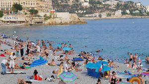 13.07.2022, Frankreich, Nizza: Menschen verbringen Zeit am Strand von Nizza. Die Hitzewelle und anhaltende Dürre in den südeuropäischen Urlaubsländern führt zu immer mehr Bränden in ausgetrockneten Wäldern. In Frankreich werden in den kommenden Tagen Temperaturen von bis zu 40 Grad erwartet. Foto: Serge Haouzi/XinHua/dpa +++ dpa-Bildfunk +++
