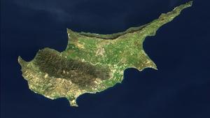 HANDOUT - Das am 30.01.2001 mit dem Bildgebungs-Radiospektrometer Moderate-resolution Imaging Spectroradiometer (MODIS) erzeugte Bild zeigt die Insel Zypern. Erstmals seit dem EU-Beitritt vom Mai 2004 übernimmt die Inselrepublik am 1. Juli die EU-Ratspräsidentschaft. Es ist etwas ganz Besonderes. Und eine diplomatische Herausforderung für Brüssel, Nikosia und Ankara. Zypern ist das einzige teilweise besetzte EU Land. Im nördlichen Drittel der Insel sind seit 1974 schätzungsweise 40 000 türkische Soldaten stationiert. Die Türkei ist Kandidat für einen Beitritt zur EU, erkennt aber wegen der ausbleibenden Lösung der Zypernfrage die Republik Zypern nicht an. Foto: NASA Modis  +++(c) dpa - Bildfunk+++