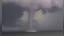 Amateurfilmer haben eine beeindruckende Wasserhose an der Küste des US-Bundesstaats Florida gefilmt. Schwere Gewitterwolken waren der Ausgangspunkt für den Wirbelsturm. 