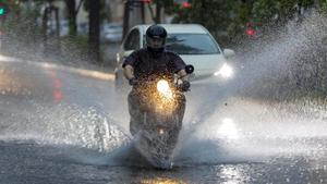 Gewitter und kräftige Regenschauer über Berlin am Montagabend, In der Manteuffelstraße in Tempelhof, stand nach dem Wolkenbruch die Fahrbahn unter Wasser. Über die Warn-App Nina wurden die Berliner vor dem Gewitter gewarnt. Berlin Tempelhof Berlin Deutschland *** Thunderstorms and heavy rain showers over Berlin on Monday evening, In the Manteuffelstraße in Tempelhof, the road was under water after the downpour About the warning app Nina, the Berliners were warned of the thunderstorm Berlin Tempelhof Berlin Germany