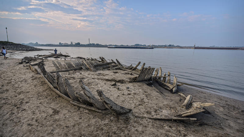 Niedrigwasser / Trockenheit am Rhein bei Salmorth / Kleve, nahe Emmerich. Ein altes Schiffswrack wird durch den extrem niedrigen Wasserstand freigelegt. Extremes Niedrigwasser am Rhein bei Salmorth / Kleve, nahe Emmerich. Pegel bei Emmerich fällt unt