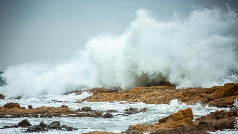 Wellen brechen sich an der korsischen Küste