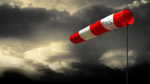 Unwetter: Windhose im Regen und Sturm