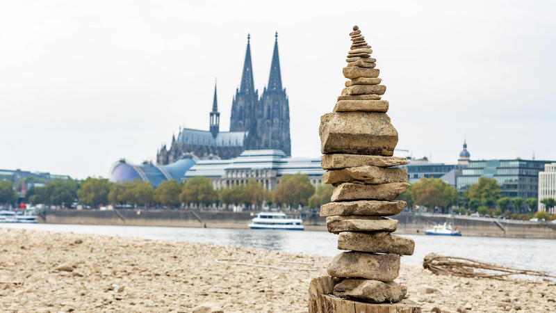 Ein in Kegelform aufgehäuftes Steingebilde eines unbekannten Künstlers - Niedrigwasser in Köln Deutz bei Rheinpegel 78cm Pegel Köln Aufgrund der akuten Hitze und Regenmangel werden am Ufer großflächiger Sand-und Kiesflächen freigelegt. Die Schifffahr