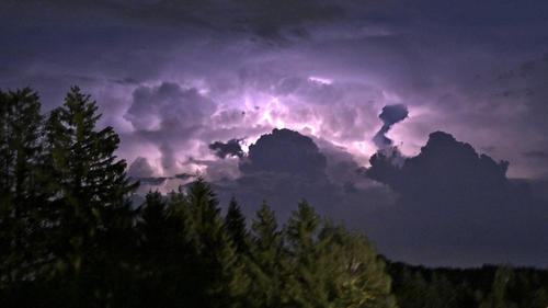News Bilder des Tages 29.08.2022, Sommer: Hitze und hohe Temperaturen, danach kommen schwere Gewitter. Blitze Zucken in den hohen Gewitterwolken am Himmel über Bad Wörishofen Bayern. 29.08.2022, Sommer: Gewitter 29.08.2022, Sommer: Gewitter *** 29 08 2022, summer heat and high temperatures, followed by heavy thunderstorms lightning twitching in the high thunderclouds in the sky over Bad Wörishofen Bavaria 29 08 2022, summer thunderstorm 29 08 2022, summer thunderstorm