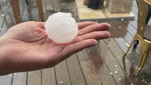 A person holds up a hailstone during a hailstorm in Girona, Spain August 30, 2022. Sicus Carbonell via REUTERS  THIS IMAGE HAS BEEN SUPPLIED BY A THIRD PARTY. MANDATORY CREDIT. NO RESALES. NO ARCHIVES.