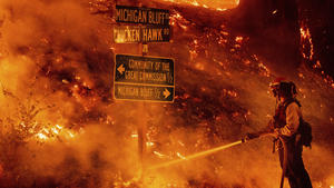08.09.2022, USA, Michigan Bluff: Ein Feuerwehrmann bekämpft das Mosquito-Feuer in der Nähe der Gemeinde Michigan Bluff in Placer County. Foto: Noah Berger/AP/dpa +++ dpa-Bildfunk +++