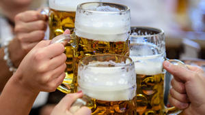 ARCHIV - 21.09.2019, Bayern, München: Besucher stoßen auf dem Oktoberfest mit Bier an. Zum ersten Mal seit Beginn der Corona-Pandemie kommt das Oktoberfest zurück. Gefeiert werden soll das weltgrößte Volksfest vom 17. September bis zum 3. Oktober - ohne Corona-Auflagen. (zu dpa:  «Bier, Zelt - Flirt? Die Wiesn und ihre Tücken») Foto: Matthias Balk/dpa +++ dpa-Bildfunk +++