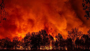 dpatopbilder - HANDOUT - 13.09.2022, Frankreich, Saumos: Dieses von der Feuerwehr SDIS33 zur Verfügung gestellte Foto zeigt einen Waldbrand in der Nähe des Dorfes Saumos. Neue Waldbrände im Südwesten Frankreichs haben mehr als 1.000 Hektar Land erfasst. Foto: Uncredited/SDIS33/dpa - ACHTUNG: Nur zur redaktionellen Verwendung und nur mit vollständiger Nennung des vorstehenden Credits +++ dpa-Bildfunk +++