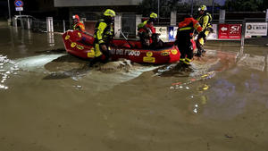 Rescue workers rescue people on a dinghy boat on a flooded street after heavy rains hit the east coast of Marche region in Senigallia, Italy, September 16, 2022. Vigili del Fuoco/Handout via REUTERS ATTENTION EDITORS THIS IMAGE HAS BEEN SUPPLIED BY A THIRD PARTY. DO NOT OBSCURE LOGO.