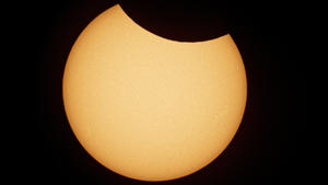 ARCHIV - 10.06.2021, Nordrhein-Westfalen, Köln: Nur ein kleiner Teil der Sonne wird bei einer partiellen Sonnenfinsternis vom Mond verdeckt. Herausragendes Himmelsereignis im Oktober ist eine partielle Sonnenfinsternis am 25. Oktober. (zu dpa «Sonne, Mond und Sterne im Oktober - partielle Sonnenfinsternis») Foto: Henning Kaiser/dpa +++ dpa-Bildfunk +++