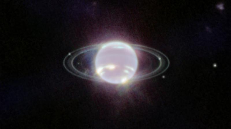 Ringe des Neptun mit Eiswolken am Südpol des Eisriesen