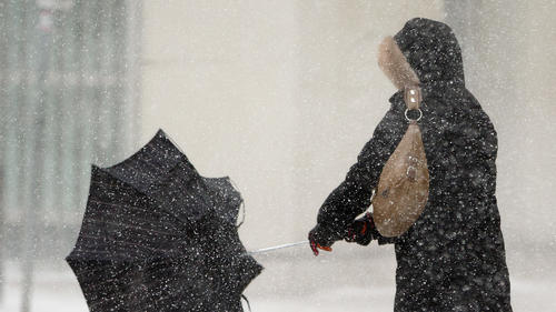 ABD0076_20150209 - WIEN - ÖSTERREICH: Heftige Schneefälle haben am Montag, 09. Februar 2015, in Wien zu einem massiven Wintereinbruch geführt. Im Bild: Eine Frau mit einem Regenschirm am Ballhauspaltz in Wien. - FOTO: APA/GEORG HOCHMUTH - 20150209_PD0981
