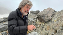 Der alte Alpin-Recke Reinhold Messner glaubt, dass Bergsteigen wegen der Erderwärmung immer gefährlicher wird. Der Fels zerbrösele. Er gibt aber auch den jungen Kletterern eine Schuld. Diese hätten "nichts über den Berg gelernt"