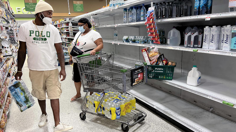 September 24, 2022, FT. LAUDERDALE, FLORIDA, USA: Shoppers stock up on emergency water and hurricane supplies at a supermarket in Ft. Lauderdale, Florida on September 24, 2022. Florida declared a state of emergency as Tropical Storm Ian, predicted t