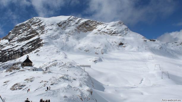 Der Sommer ist vorüber und der Herbst scheint einfach übersprungen zu werden - zumindest in den Alpen. Denn da geht es in großen Schritten Richtung Winter. Eine Kaltfront und Polarluft bringen massig Schnee in die Berge. Bis zu 60 cm.