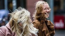 dpatopbilder - 21.09.2018, Hessen, Frankfurt/Main: Die Haare von zwei Frauen, die in der Innenstadt eine Straße überqueren, werden von starkem Wind zerzaust. Foto: Frank Rumpenhorst/dpa +++ dpa-Bildfunk +++