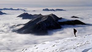 Bildnummer: 52401437 Datum: 25.04.2007 Copyright: imago/imagebrokerBergsteiger geniest die Aussicht vom Schneeferner Kopf im Wettersteingebirge , Landschaft , Personen; 2007, Deutschland, Berg, Berge, Oberbayern, Wettersteingebirge, Bergsteigen, Mann, Wolken; , quer, Mfdia, Totale, Gebirge, , Reisen, Bayern, Europa o0 Aktivitäten; Aufnahmedatum geschätzt