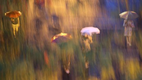  Blurred image of people walking in rain in Central Park, New York City, New York, USA, New York New York USA PUBLICATIONxINxGERxSUIxAUTxONLY Copyright: Per-AndrexHoffmann HOPE000221
