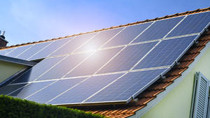 Solaranlage auf einem Hausdach / action press