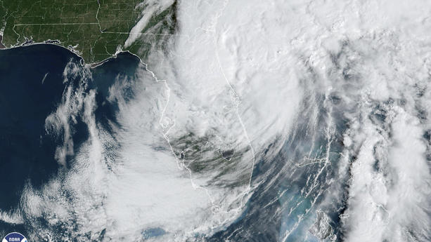 HANDOUT - 29.09.2022, ---: Dieses von der NOAA bereitgestellte Satellitenbild zeigt Hurrikan «Ian». Der Hurrikan «Ian» hat im US-Bundesstaat Florida enorme Schäden angerichtet. Foto: -/NOAA/AP/dpa - ACHTUNG: Nur zur redaktionellen Verwendung und nur mit vollständiger Nennung des vorstehenden Credits +++ dpa-Bildfunk +++
