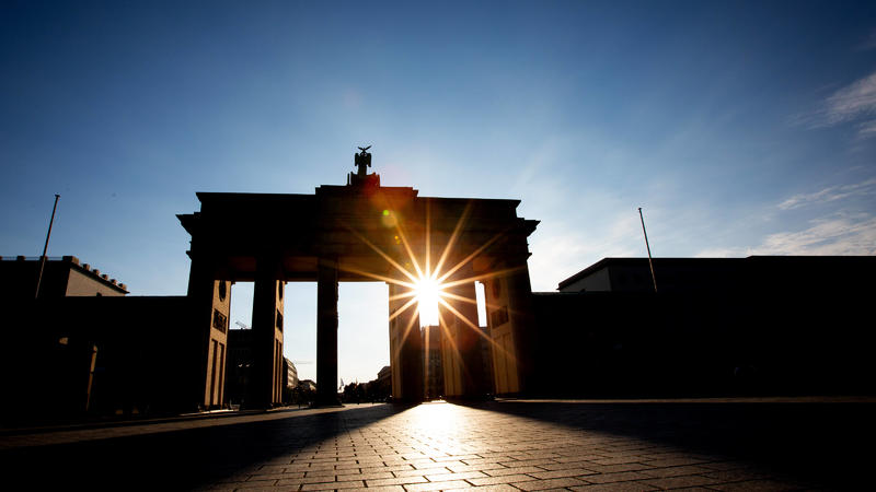  Berlin erwacht: Morgenstimmung am Brandenburger Tor eingefangen kurz nach Sonnenaufgang am 04.09.2022. Am heutigen Sonntag erwartet die Hauptstadt nochmals herrliches Wetter mit Sonnenschein und Temperaturen deutlich ueber der zwanzig Gradmarke. Ber