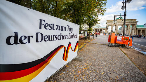 Aufbau für den Tag der deutschen Einheit, Rund um das Brandenburger Tor werden Zäune und Absperrungen zum Tag der deutschen Einheit am 3. Oktober aufgestellt. Berlin Tiergarten Berlin Deutschland *** Construction for the Day of German Unity, fences and barriers will be erected around the Brandenburg Gate to mark the Day of German Unity on 3 October Berlin Tiergarten Berlin Germany
