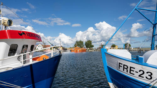 20.09.2022, Mecklenburg-Vorpommern, Freest: Das Lotsenboot "Petermann" liegt bei sonnigem Wetter im Hafen von Freust. Foto: Stefan Sauer/dpa +++ dpa-Bildfunk +++