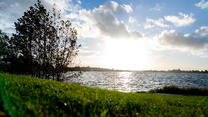 01.10.2022, Niedersachsen, Wilhelmshaven: Wolken ziehen am blauen Himmel über den Banter See, während die Sonne scheint und sich im Wasser spiegelt. Foto: Hauke-Christian Dittrich/dpa +++ dpa-Bildfunk +++
