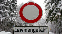 ARCHIV - Eine Straße ist am 04.02.2005 bei Ramsau (Berchtesgadener Land) wegen Lawinengefahr mit einem Hinweisschild gesperrt. In den bayerischen Alpen schneit es kaum noch, dennoch bleibt die Lawinengefahr zumindest oberhalb der Waldgrenze groß. Foto: Oliver Weiken dpa/lby (zu dpa red 0399 vom 09.01.2012)  +++(c) dpa - Bildfunk+++
