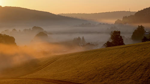 News Bilder des Tages Goldener Oktober, Herbst im Siegerland, ein sehr kalter Herbstmorgen im Siegerland, Nebel liegt am fruehen Morgen im Tal in Siegen-Oberschelden, die Sonne geht auf Herbststimmung im Siegerland am 09.10.2021 in Siegen/Deutschland. *** Golden October, autumn in Siegerland, a very cold autumn morning in Siegerland, fog lies in the valley in Siegen Oberschelden in the early morning, the sun rises autumn atmosphere in Siegerland on 09 10 2021 in Siegen Germany