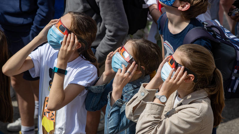 Partielle Sonnenfinsternis: Weltweite Eindrücke Illustration picture shows Students from the Broeders School looking at a partial lunar eclipse, in Roeselare, Thursday 10 June 2021. The phenomenon occurs when the moon gets between the earth and the s