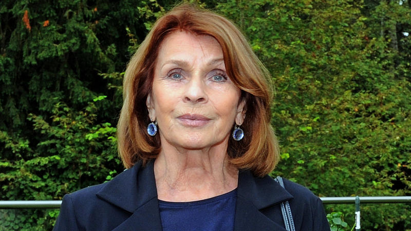 ARCHIV - 29.08.2021, Bayern, Tutzing: Die Schauspielerin Senta Berger lächelt im Rosengarten der Politischen Akademie am Starnberger See. (zu dpa "Zum Welt-Mädchentag: Senta Berger hofft auf mehr Gleichberechtigung") Foto: Ursula Düren/dpa +++ dpa-Bi