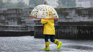  Ein kleines Maedchen mit einem bunten Regenschirm und Gummistiefel waehrend eines Gewitters in Berlin am 8. September 2022. Regen in Berlin *** A little girl with a colorful umbrella and rubber boots during a thunderstorm in Berlin on September 8, 2022 Rain in Berlin