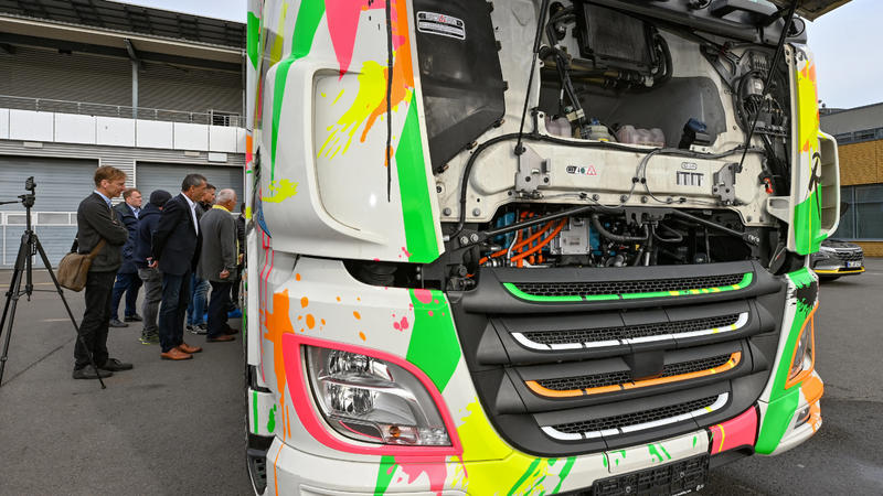 10.10.2022, Brandenburg, Klettwitz: Ein Lkw mit Brennstoffzelle