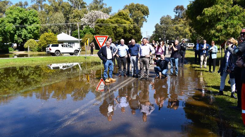 17.10.2022, Australien, Forbes: Anthony Albanese (M), Premierminister von Australien, Albanese inspiziert eine überschwemmte Straße während eines Rundgangs durch die vom Hochwasser betroffenen Gebiete in Forbes, in der Region Central West von New Sou