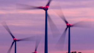 04.10.2022, Mecklenburg-Vorpommern, Renzow: Mit Signallampen beleuchtete Windräder drehen sich nach Sonnenuntergang in einem Windpark. (Aufnahme mit langer Belichtungszeit) Die Ministerpräsidentin von Mecklenburg-Vorpommern läutet die Sitzungswoche des Landtages am 05.10.2022 mit einer Regierungserklärung zur Energiekrise ein. Foto: Jens Büttner/dpa +++ dpa-Bildfunk +++