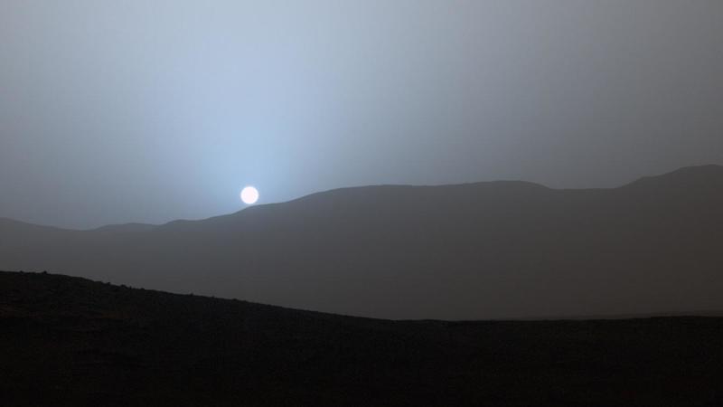 Sonnenuntergang auf dem Mars im blauen Licht