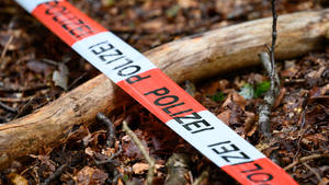Flatterband der Polizei ist zur Markierung über den Waldboden gespannt. Mehr als zwei Jahrzehnte nach dem Verschwinden der kleinen Hilal hat die Hamburger Polizei am nördlichen Stadtrand ein Waldstück durchsucht.