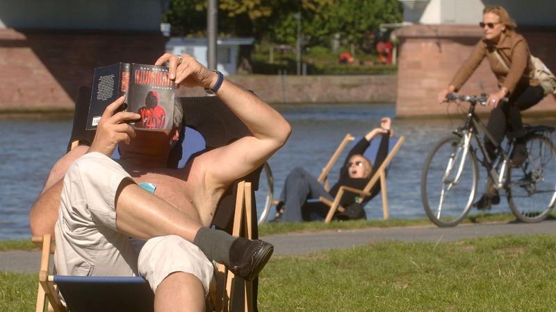 Während am Montagnachmittag (19.09.2005) ein Mann mit freiem Oberkörper und einem Buch die spätsommerliche Wärme in einem Liegestuhl am Frankfurter Mainufer genießt, räkelt sich eine junge Frau scheinbar müde in ihrer Sonnenliege, nur der Radfahrerin