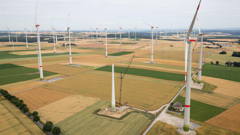 Marsberg: Windkraftanlagen stehen im Windpark Meerhof. Nordrhein-Westfalen hat im dritten Quartal 20 neue Windräder an das Netz angeschlossen.(zu dpa "20 neue Windräder in NRW - Erneuerbaren-Branche ist unzuf