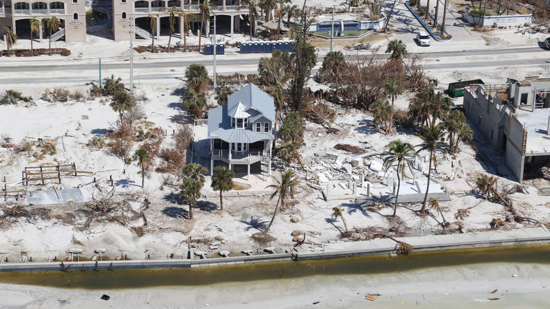  FT. MYERS, FL - OCTOBER 7: Aerial view of Fort Myers Beach destruction days after hurricane Ian had touched down in Fort Myers, Florida. October 7, 2022. PUBLICATIONxNOTxINxUSA Copyright: xmpi34x