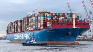 Containerschiff Cosco Shipping Gemini kommt in Hamburg an 22.10.2022, DEU, Deutschland, Hamburg: Das Containerschiff Cosco Shipping Gemini des chinesischen Unternehmens Cosco China Ocean Shipping Company macht am Container-Terminal Tollerort der HHLA im Hamburger Hafen fest. Das 399 Meter lange und 58 Meter breite Schiff gehört zur Klasse der Ultra Large Container Ships ULCS und ist in der Gruppe der weltweit größten derzeit eingesetzten Containerschiffe angesiedelt. Der geplante Verkauf von Teilen des Hamburger Hafens an den chinesischen Staatskonzern Cosco sorgt für Diskussionen auf Bundesebene. Hamburg Hamburg Deutschland *** Container ship Cosco Shipping Gemini arrives in Hamburg 22 10 2022, DEU, Germany, Hamburg The container ship