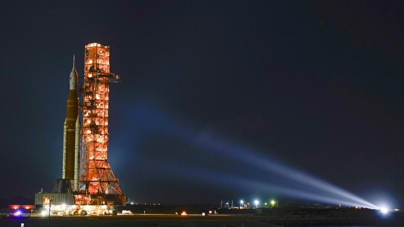 ARCHIV - 04.11.2022, USA, Cape Canaveral: Die NASA-Mondrakete verlässt das Montagezentrum in Richtung Startrampe Pad 39B im Kennedy Space Center. Wegen eines weiteren herannahenden Sturmes hat die US-Raumfahrtbehörde Nasa den geplanten Teststart für 