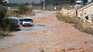 dpatopbilder - 12.11.2022, Spanien, Valencia: Ein überschwemmter Abschnitt der Ostautobahn, A-3. Bei Unwettern mit heftigen Regenfällen, Hagel und Sturmböen ist in Spanien mindestens ein Mensch ums Leben gekommen. Foto: Jorge Gil/EUROPA PRESS/dpa +++ dpa-Bildfunk +++