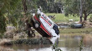 15.11.2022, Australien, Eugowra: Eines der vielen Fahrzeuge, die während einer Sturzflut in der Stadt Eugowra in Central West New South Wales weggeschwemmt wurde. Foto: Murray Mccloskey/AAP/dpa +++ dpa-Bildfunk +++
